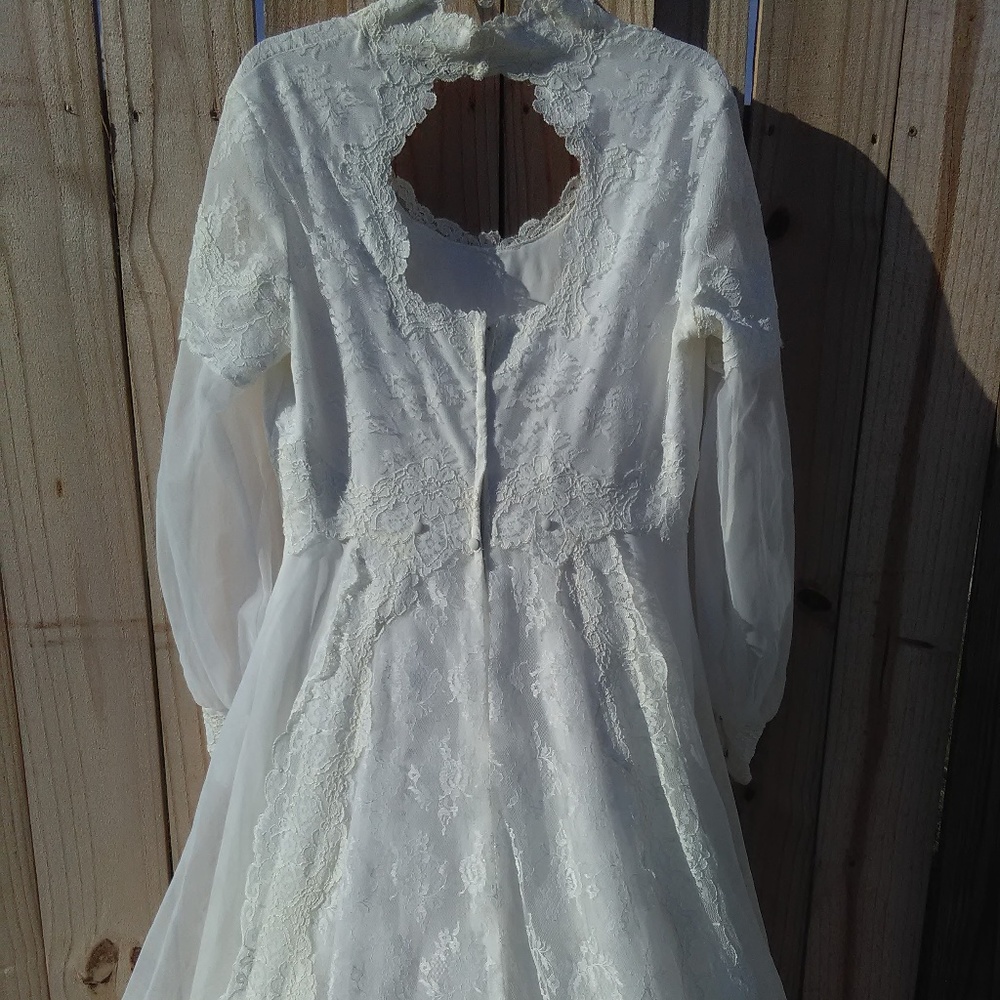 Vintage Off-White Wedding Dress - Picture 4 of 14
